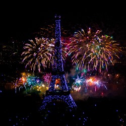 Feu d'artifice du 14 juillet 2012 sur le sites de la Tour Eiffel et du Trocadéro à Paris vu de la Tour Montparnasse.
